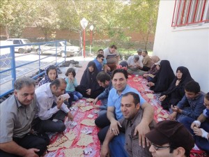 محوطه ورودی ساختمان ویلا - موقع صبحانه - آقای بلالی - علی نصیری و سایر دوستان